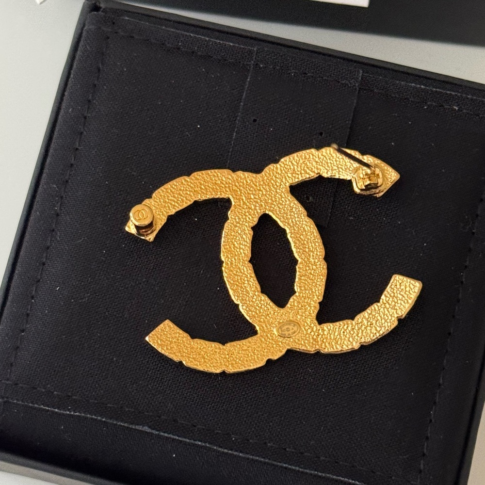 NEW Chanel Brooch 22A, Golden - Picture 3 of 10